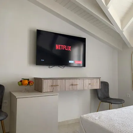 Rouchotas Lägenhetshotell 4*