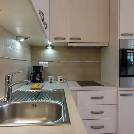 Lägenhetshotell Rouchotas 4*